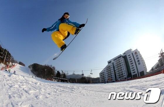 본문 이미지 - 스키 리조트 베어스타운이 올 겨울 스키 시즌권을 저렴하게 판매하는 '얼리버드 시즌권' 이벤트를 진행한다. 사진제공=이랜드 ⓒ News1