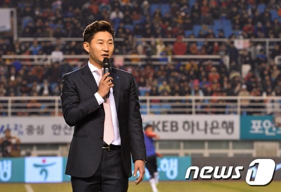 본문 이미지 - 24일 오후 경기도 안산시 단원구 와스타디움에서 열린 남자축구대표팀 러시아월드컵 아시아 2차예선 대한민국과 레바논의 경기에서 지난해 선수 생활을 은퇴한 이천수(35)가 은퇴식을 갖고 있다. 이천수는 부평고 시절부터 발재간과, 스피드, 정확한 킥을 겸비한 다재다능한 선수로 이름을 떨쳤다. 2000년 A매치에 데뷔한 후 \'밀레니엄 특급\'이란 애칭으로 불리면서 2000년대 후반까지 대표팀의 주전 공격수로 활약했다. 2016.3.24/뉴스1 ⓒ News1 이재명 기자