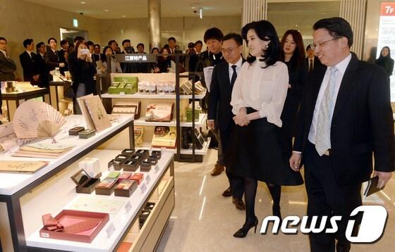 본문 이미지 - 지난 3월 25일 이부진 호텔신라 사장(사진 앞쪽 오른쪽에서 두번째)이 서울 용산구 신라 아이파크 면세점에서 그랜드 오픈식을 마친 후 매장을 둘러보고 있다. 2016.3.25/뉴스1 ⓒ News1 안은나 기자