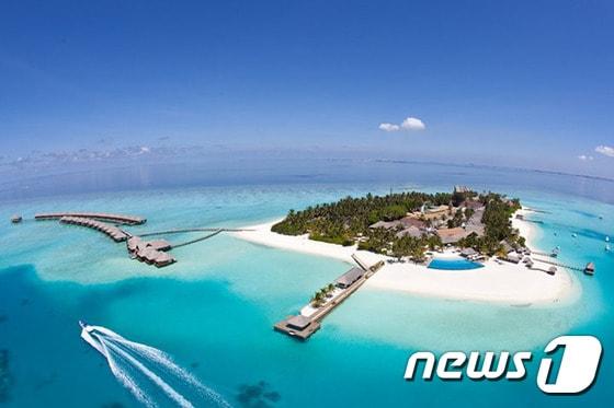 본문 이미지 - 벨라사루 리조트는 투명한 바다와 눈부신 백사장, 열대 정원과 야자수 그늘을 배경으로 건설됐다. (허니문리조트 제공)ⓒNews1travel