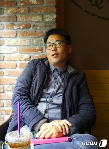 본문 이미지 - '글이 돈이 되는 기적'을 출간한 이성주 작가가 25일 강남의 한 카페에서 뉴스1과 인터뷰하고 있다. ⓒ News1