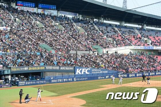 본문 이미지 - 한국야구위원회(KBO)가 11일 오후 2시 잠실·고척·대구·대전에서 열린 2016 타이어뱅크 KBO리그 4개 경기에서 총 5만6307명의 관중이 입장해 올 시즌 누적 관중 736만5천242명을 기록했다고 밝혔다. ⓒ News1 임세영 기자