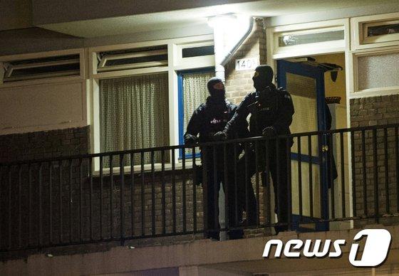 본문 이미지 - 네덜란드 경찰이 27일(현지시간) 자위트홀란트 주 로테르담에서 테러모의 용의자 수색을 진행했다. ⓒ AFP=뉴스1