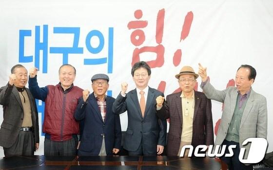 본문 이미지 - 20대 총선을 16일 앞둔 28일 서훈.박승국 전 의원 등 대구지역 정계 원로들이 대구 동구을에서 무소속으로 출마한 유승민 후보를 찾아 지지의사를 밝힌 뒤 '화이팅'을 외치고 있다.(왼쪽부터 홍대식 전 대구시의원, 서훈 전 의원, 박승국 전 의원, 유승민 후보, 최동석 대구 동구발전협의회장, 정홍범 전 대구시의원)2016.3.28/뉴스1 ⓒ News1 이종현 기자