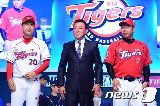 본문 이미지 - 28일 오전 서울 용산구 한남동 블루스퀘어 삼성카드홀에서 열린 '2016 타이어뱅크 KBO 미디어데이 & 팬페스트'에서 기아 윤석민, 김기태 감독, 이범호가 포토타임을 갖고 있다. 2016.3.28/뉴스1 ⓒ News1 임세영 기자