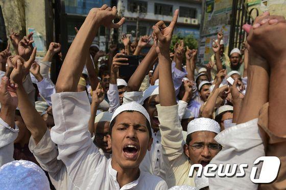 본문 이미지 - 28일 방글라데시 무슬림들이 다카 바이툴무카람 모스크에서 이슬람의 국교 지위를 폐지하려는 정부 움직임에 맞서 시위를 열었다.ⓒ AFP=뉴스1