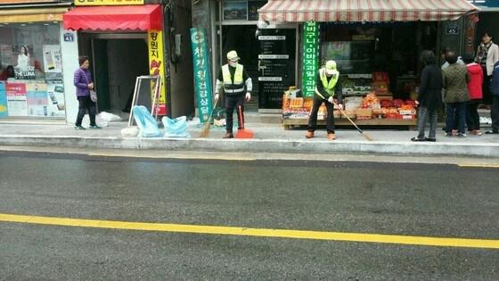 본문 이미지 - 29일 오전 10시 14분쯤 부산 동래구 온천동 내 3층짜리 상가건물의 2층에 위치한 건강식품제조업체에서 가스 누출로 추정되는 폭발사고가 발생했다. 폭발은 화재로 이어지지는 않았다.ⓒ News1