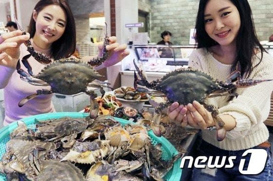 본문 이미지 - 우리나라에서 꽃게가 가장 빨리잡히는 지역인 진도에서 올라온 햇 꽃게를 선보이고 있는 신세계백화점(기사 내용과 관계 없음)/뉴스1