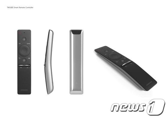 본문 이미지 - 삼성전자가 22일 출시한 2세대 퀀텀닷 SUHD TV의 리모컨. (삼성전자 제공)ⓒ News1