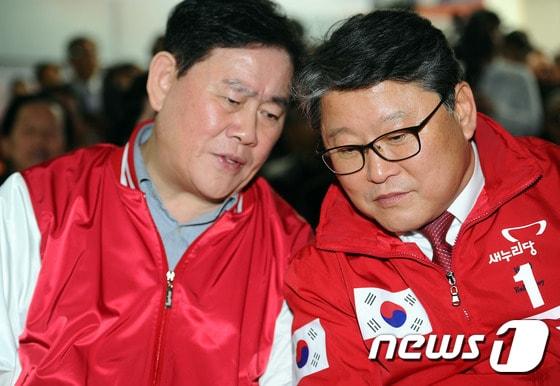 본문 이미지 - 2016년 3월 29일 최경환 경북 선대위 총괄 위원장(왼쪽)이 대구 달서구 감삼동 조원진 후보 선거 사무소 개소식에 참석해 조 후보와 애기를 나누고 있다.2016.3.29/뉴스1 ⓒ News1 DB