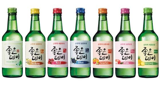 본문 이미지 - 무학은 오는 10일 지난해부터 판매해 온 과일소주 '좋은데이 컬러시리즈'의 뒤를 잇는 탄산주 '톡소다'를 출시한다. ⓒ News1