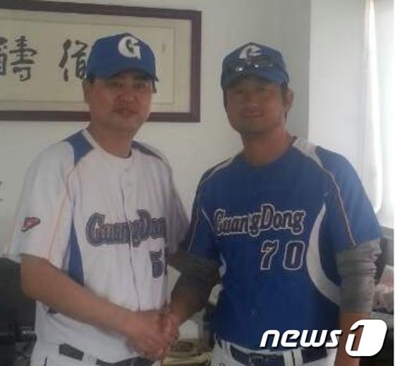 본문 이미지 - 강정길 총괄감독이 광저우 레오파드와 계약하며 왕아이핑 감독과 악수하고 있다. ⓒ News1