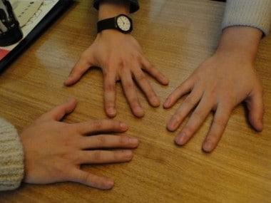 본문 이미지 - 각각 누구의 손일까요? (정답은 맨 아래)