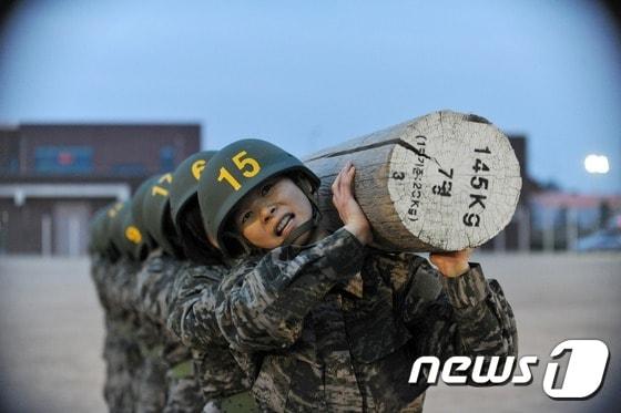 본문 이미지 - 여자 핸드볼 국가대표팀이 지난 29일 해병대 교육단에서 해병대 극기훈련에 참가해 목봉체조를 실시하고 있다. 대한핸드볼협회는 "임영철감독과 코칭스태프, 의무 트레이너, 선수 등 25명이 28일 오후 포항 해병대 교육단에서 입소식을 갖고 다음달 1일까지 4박 5일간 기초교육을 받는다＂고 밝혔다. (해병대사령부 제공) 2016.3.30/뉴스1 ⓒ News1 조현아 인턴기자