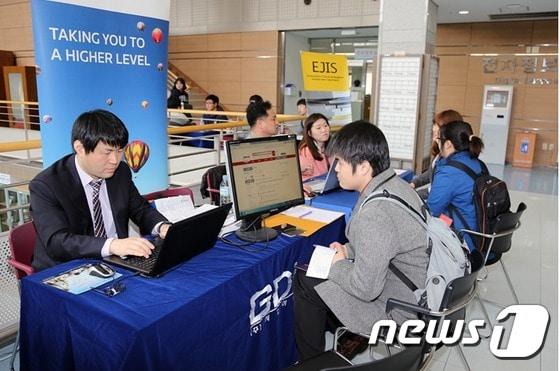 본문 이미지 - 한림대학교 일송기념도서관(관장 강연욱)은 30일 도서관로비에서 ‘2016 전자정보박람회’를 개최했다. (한림대학교 제공) 2016.3.30/뉴스1ⓒ News1