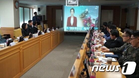 본문 이미지 - 30일 오후 남해해양경비안전본부 대회의실에서 부산시, 경남도, 부산소방본부 등 18개 기관·단체가 참석한 가운데 열린 ‘2016년 농무기 해양사고 예방을 위한 광역해상수난구호대책회의’ 모습. (남해해양경비안전본부 제공)ⓒ News1