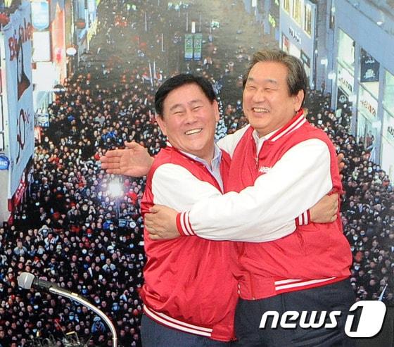 본문 이미지 - 김무성 새누리당 대표와 최경환 대구경북 선대위원장이 30일 오후 대구 수성구 새누리당 대구시당에서 열린 '선거대책위원회의'을 끝내고 서로 감싸 안은 채 환하게 웃고 있다. ⓒ News1 이종현 기자
