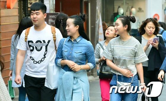 본문 이미지 -  서울 명동거리에서 반소매  옷을 입은 외국인들이 거리를 활보하고 있다(자료사진). ⓒ News1