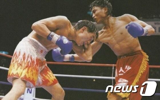 본문 이미지 - 전 WBA 슈퍼페더급 세계챔피언 최용수(44·오른쪽)가 13년만에 프로복싱 링에 복귀한다. (한국권투연맹 제공) 2016.3.4/뉴스1 ⓒ News1