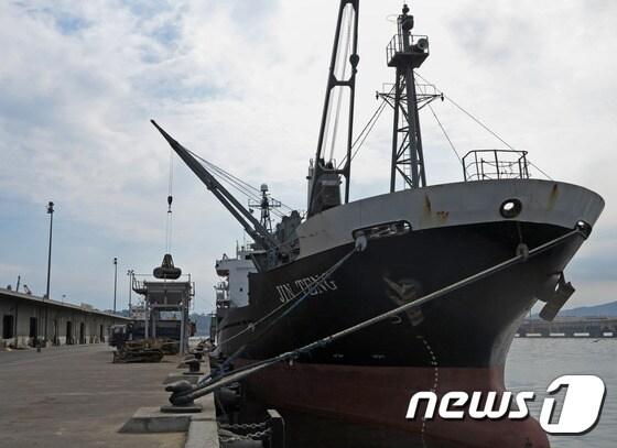본문 이미지 - 필리핀 마닐라 북부 수비크항에 정박한 시에라리온 국적의 편의치적 선박인 진텅호. ⓒ AFP=뉴스1