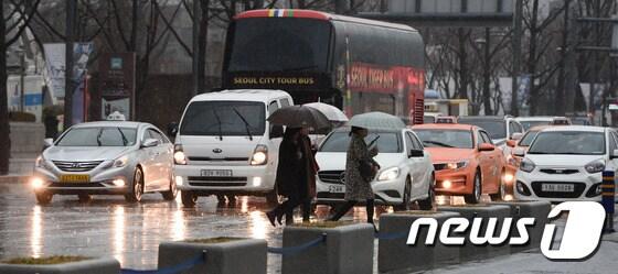 본문 이미지 - 서울 광화문광장에서 우산을 쓴 시민들이 봄비를 맞으며 이동하고 있다. /뉴스1 ⓒ News1 허경 기자