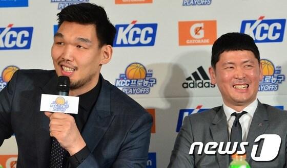 본문 이미지 - 6일 오전 서울 서울 강남구 논현동 KBL 센터에서 열린 2015-2016 KCC 프로농구 4강 플레이오프 미디어데이에서 전주 KCC 하승진이 자유투 관련 질문에 답하며 환하게 웃고 있다..  오른쪽은 추승균 감독. 2016.3.6/뉴스1 ⓒ News1 손형주 기자