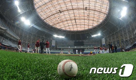본문 이미지 - 올 시즌 넥센이 홈구장으로 사용하는 고척 스카이돔이 쾌적한 환경으로 팬들의 이목을 모으고 있다. /뉴스1 ⓒ News1 황기선 기자