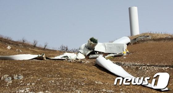 본문 이미지 - 6일 강원 태백시 삼수동 풍력발전단지에서 높이 90여m 풍력발전기 1기가 부러져 날개 부분이 바닥에 떨어져 있다. 2016.3.6./뉴스1 ⓒ News1 하중천 기자