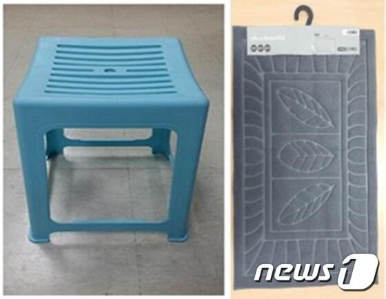 본문 이미지 - 한국소비자원이 환급 권고를 한 '플라스틱 사각의자'(왼쪽)와 '도어매트'. 사진제공=한국소비자원 ⓒ News1