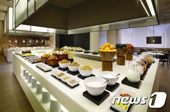 본문 이미지 - 신라스테이 마포·광화문점의 레스토랑 '카페'가 저녁 뷔페를 실시한다. 사진제공=호텔신라 ⓒ News1