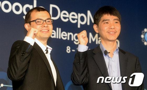 본문 이미지 - 이세돌 9단과 구글딥마인드가 개발한 인공지능(AI)프로그램 알파고(AlphaGo)의 대국을 하루 앞 둔 8일 오전 서울 종로구 포시즌스호텔 서울 기자간담회장에서 이세돌 9단과 데미스 하사비스 구글딥마인드 CEO가 미소를 지으며 파이팅을 외치고 있다. 2016.3.8/뉴스1 ⓒ News1 황기선 기자