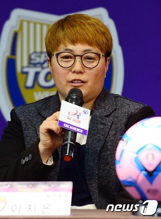 본문 이미지 - 8일 오후 서울 종로구 축구회관에서 열린 'IBK기업은행 2016 여자실업축구 WK리그' 미디어데이에서 이지은 구미스포츠토토 코치가 출사표를 던지고 있다.  2016.3.8/뉴스1 ⓒ News1 송원영 기자