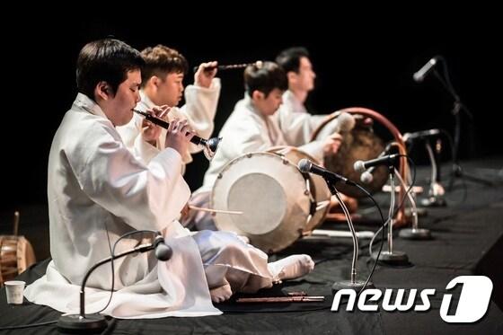 본문 이미지 - 광주문화재단 전통문화관은 12일 오후 3시 서석당에서 열리는 토요상설공연으로 전통국악앙상블 '놀음판'의 '봄맞이 가세'를 선보인다. 사진은 전통국악앙상블 '놀음판'의 공연 모습.(광주문화재단 제공)2016.3.8/뉴스1ⓒ News1