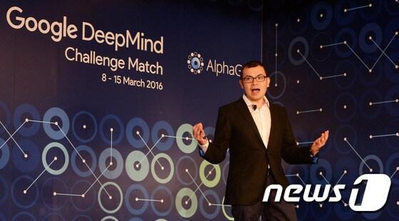 본문 이미지 - 이세돌 9단과 구글딥마인드가 개발한 인공지능(AI)프로그램 알파고(AlphaGo)의 대국을 하루 앞 둔 8일 오전 서울 종로구 포시즌스호텔 서울 기자간담회장에서 데미스 하사비스 구글딥마인드CEO가 알파고를 설명하고 있다. 이번 대국은 오는 9일 1국을 시작으로 10일 2국, 12일 3국, 13일 4국, 15일 5국이 열린다. 2016.3.8/뉴스1 ⓒ News1 황기선 기자