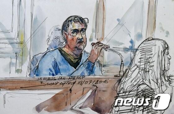 본문 이미지 - 네덜란드 치과의사 야코뷔스 판 니로프(51)가 멀쩡한 치아를 훼손하는 등 가중폭행·사기 혐의로 프랑스 법정에 섰다. ⓒ AFP=뉴스1