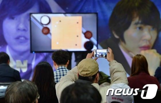 본문 이미지 - 9일 오후 서울 성동구 한국기원에서 시민들과 취재진이 이세돌 9단과 구글 인공지능(AI) 바둑프로그램 알파고의 세기의 대결을 지켜보고 있다.  2016.3.9/뉴스1 ⓒ News1 손형주 기자