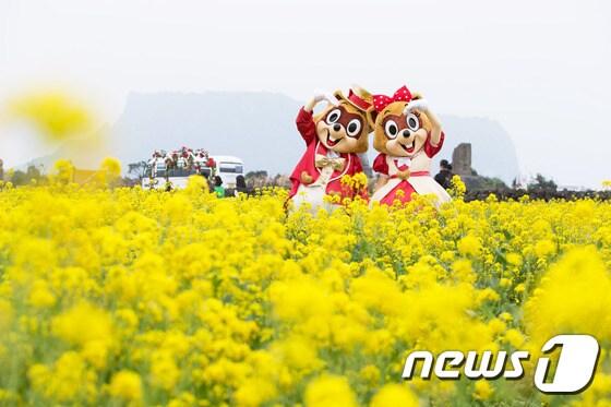 본문 이미지 - 캐릭터 로티와 로리가 제주도를 방문했다. 사진제공=롯데월드어드벤처 ⓒ News1