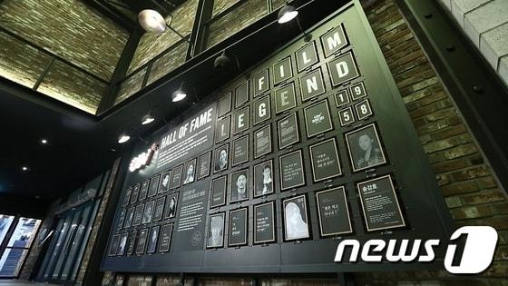 본문 이미지 - CGV피카디리1958 내부에 마련된 명예의 전당. 사진제공=CGV피카디리1958 ⓒ News1