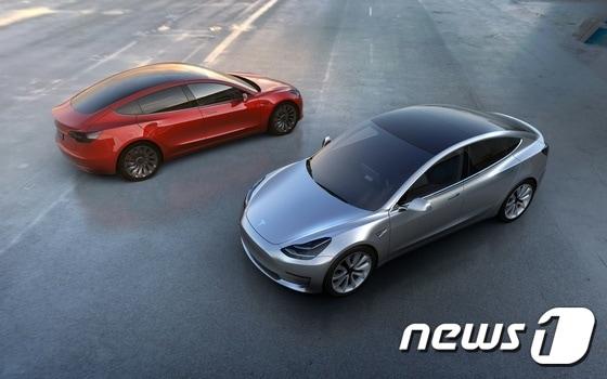 본문 이미지 - 3월31일(현지시간) 테슬라자동차가 공개한 모델 3 세단. ⓒ AFP=뉴스1