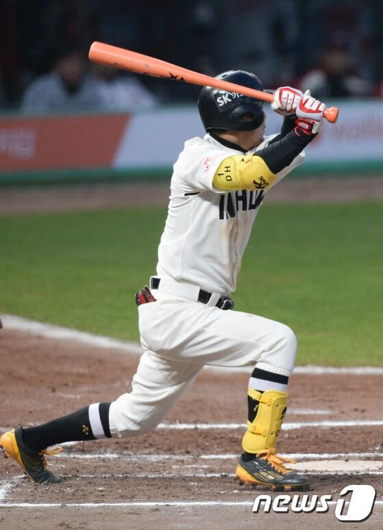 본문 이미지 - 10일 오후 인천문학경기장에서 열린 '2016 타이어뱅크 KBO 리그' LG 트윈스와 SK 와이번스의 경기 6회말 2사 상황에서 SK 조동화가 안타를 날리고 있다. 2016.4.10/뉴스1 ⓒ News1 허경 기자