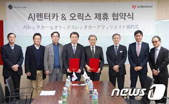 본문 이미지 - AJ렌터카는 11일 일본 오릭스렌터카와 문정동 AJ사옥에서 업무제휴협약을 맺고 양사 회원들을 위한 상호협력에 나선다고 밝혔다.(AJ렌터카 윤규선 사장(중앙 왼쪽), 오릭스렌터카 에이치 코이케 상무(중앙 오른쪽))ⓒ News1