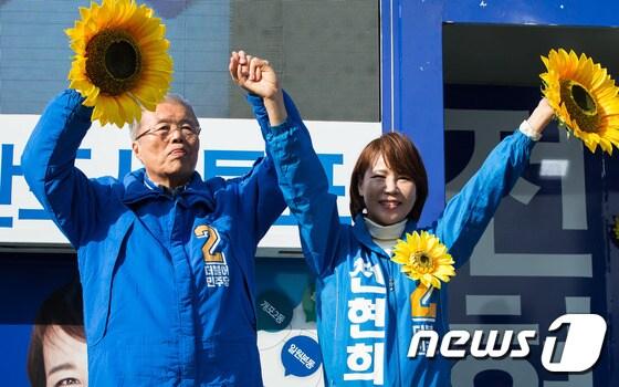 본문 이미지 - 김종인 더불어민주당 비상대책위원회 대표(왼쪽)와 강남구을 전현희 당선자./뉴스1 ⓒ News1 유승관 기자
