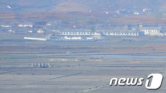 본문 이미지 -  인천 강화도 평화전망대에서 바라본 북한 황해북도 개풍군 일대 마을. /뉴스1 ⓒ News1 박정호 기자