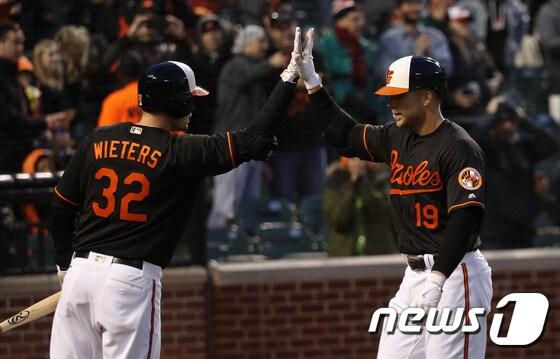 본문 이미지 - 김현수(28·볼티모어 오리올스)가 결장한 가운데 12일(한국시간) 볼티모어가 보스턴 레드삭스와의 원정경기에서 9회초 2사 1,2루에서 터진 크리스 데이비스의 쐐기 스리런포에 힘입어 9-7로 승리하고 6연승을 질주했다.ⓒ AFP=News1
