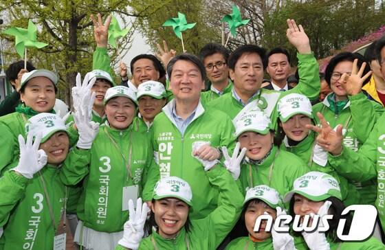 본문 이미지 - 안철수 국민의당 상임공동대표가 12일 오전 서울 광진구 어린이대공원 후문에서 임동순 광진갑 후보, 황인철 광진을 후보 지원유세 중 선거운동원들과 기념촬영을 하고있다. 2016.4.12/뉴스1 ⓒ News1 박지혜 기자