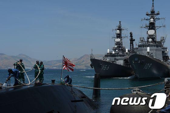 본문 이미지 - 지난 3일 필리핀 수빅만에 입항한 일본 해상자위대 훈련용 잠수함 '오야시오'와 호위함 '세토기리', '아리아케'(왼쪽부터) ⓒ AFP=뉴스1