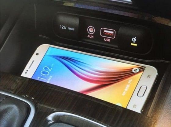 본문 이미지 - 지난해 출시된 기아자동차의 신형 K5에서 삼성전자 갤럭시S6가 무선충전되는 모습@news1 