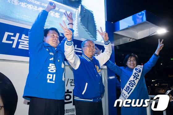 본문 이미지 - 김종인 더불어민주당 비상대책위원회 대표가 12일 서울 성북구 길음역 앞에서 열린 성북갑 유승희, 성북을 기동민 후보 합동유세에서 두 후보와 손을 맞잡고 있다. 2016.4.12/뉴스1 ⓒ News1 유승관 기자