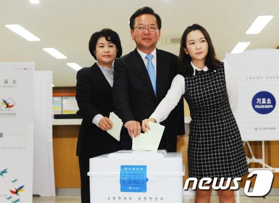 본문 이미지 - 2016년 4월 13일 20대 총선 대구수성갑 더불어민주당의 김부겸 후보가 부인 이유미 씨, 딸 현수 양(배우시절 예명 윤세인)과 함께 대구 수성구 만촌동 주민센터에서 투표를 하고 있다. 김 후보는 31년만에 민주당 계열 후보로 당선되는 당시로선 기적으로 불렸던 승리를 거뒀다. 2016.4.13 ⓒ 뉴스1  DB