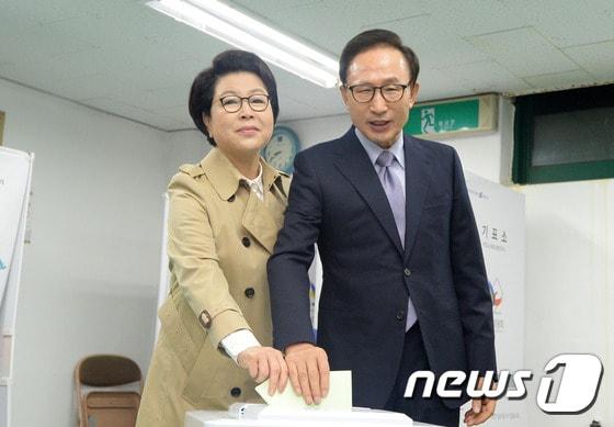 본문 이미지 - '제20대 국회의원선거'가 실시된 13일 오전 서울 강남구 논현아파트에 마련된 논현1동제3투표소에서 이명박 전 대통령이 아내 김윤옥여사와 투표를 하고있다. 2016.4.13/뉴스1 ⓒ News1 황기선 기자